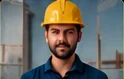 Mestre de obras com capacete amarelo