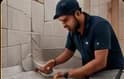 Profissional da construção assentando piso